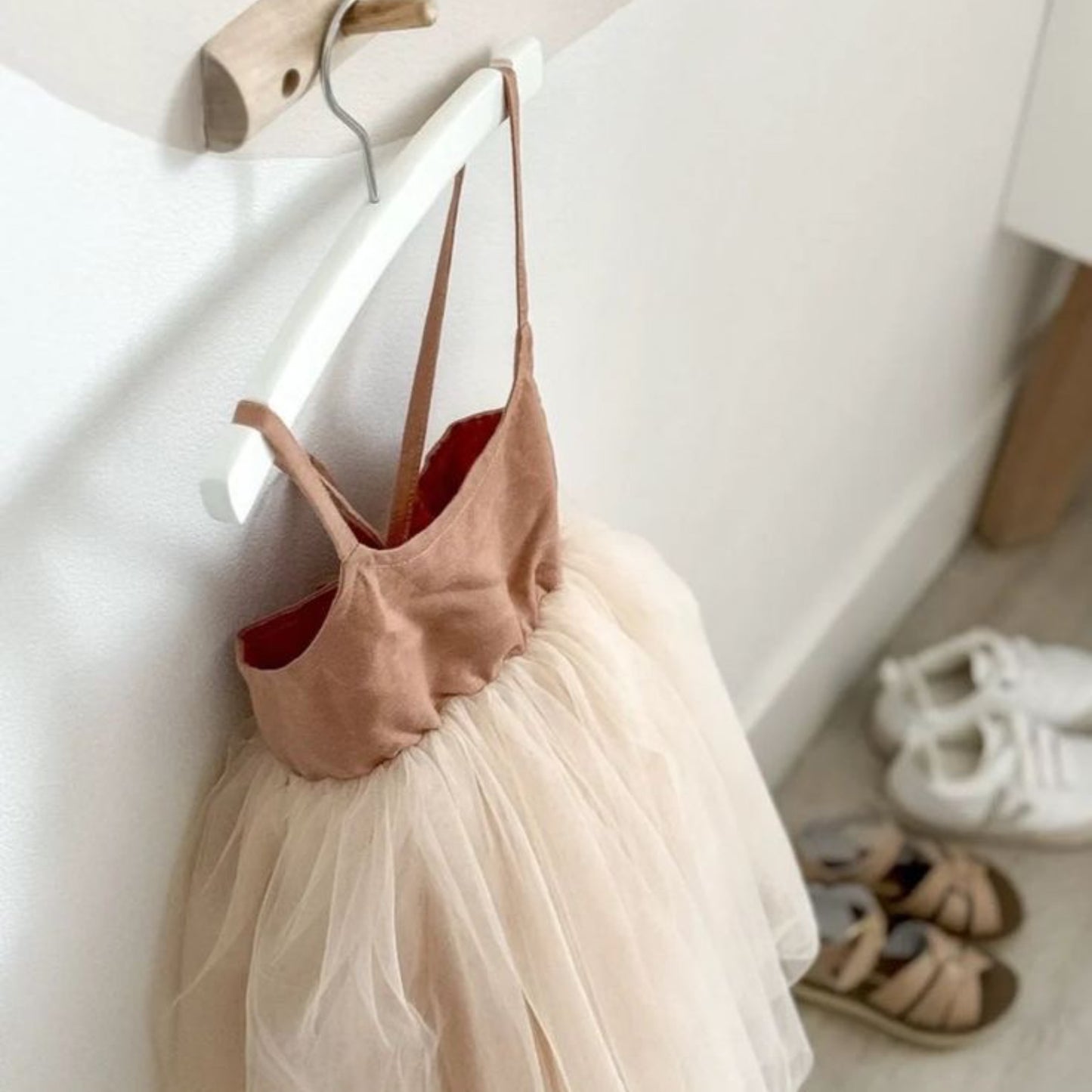Backless bow dress